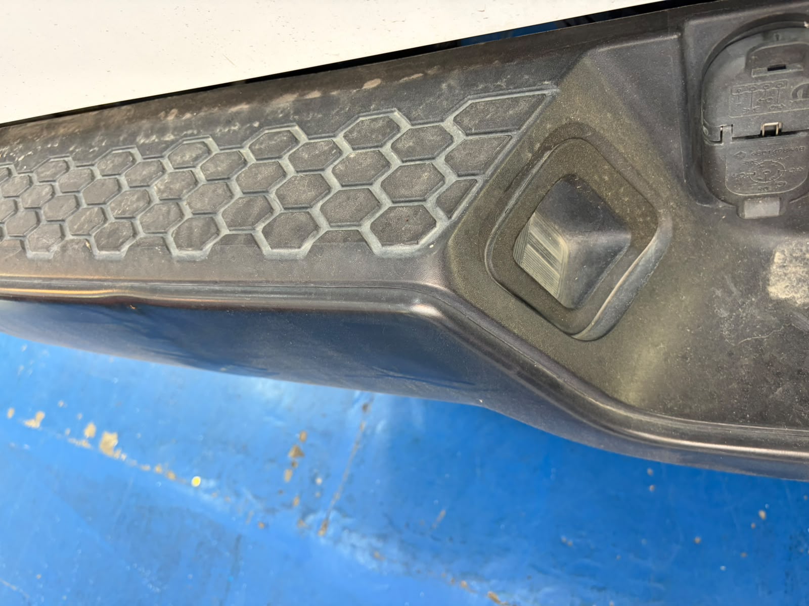 Asientos de auto antes de la limpieza y restauración interior