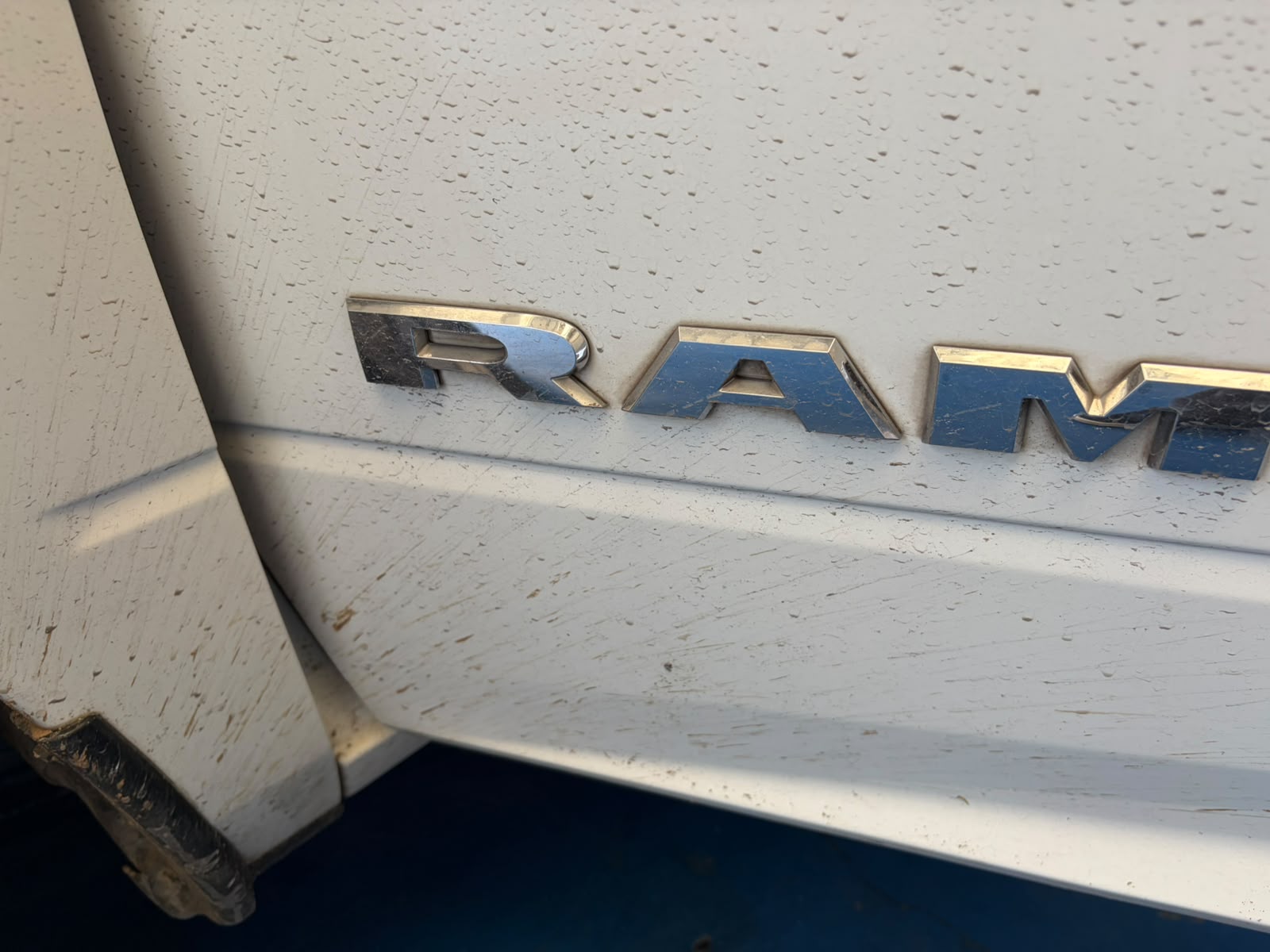 Rin de automóvil sucio antes del detallado