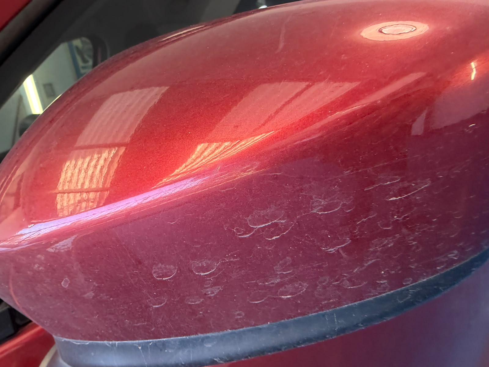 espejo de carro antes de una limpieza profunda