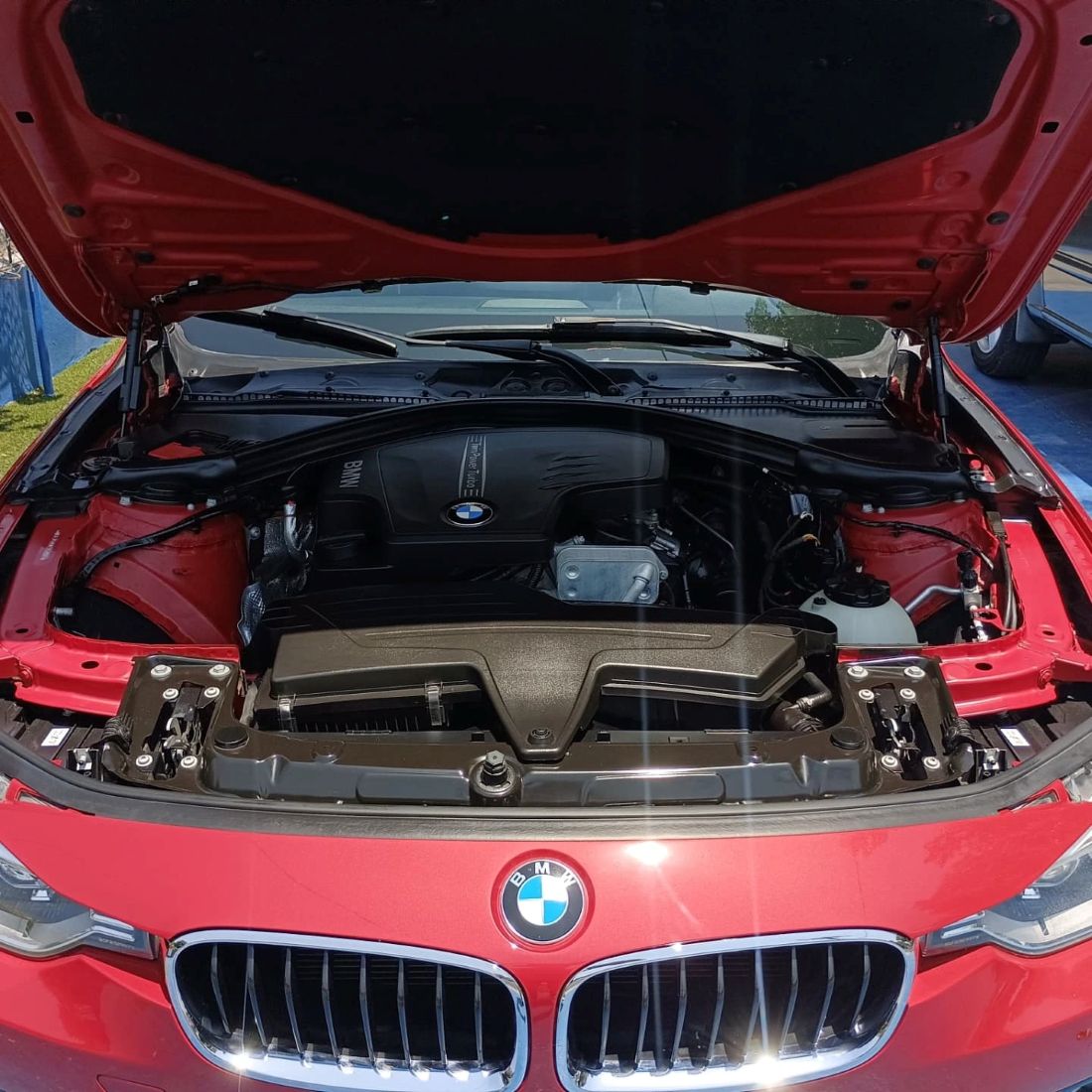 Motor de automóvil BMW súper limpio con el capó abierto