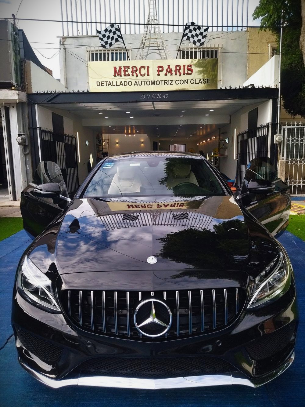 Vehículo de lujo con detallado automotriz premium y tratamiento cerámico